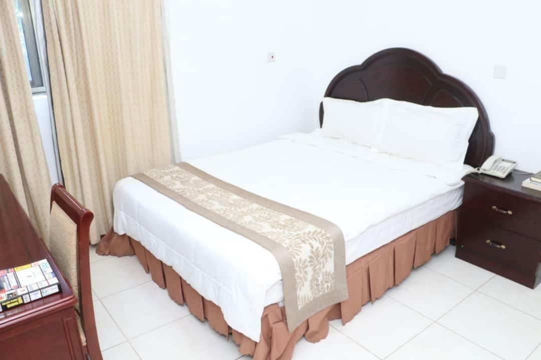 Luxury West Hotel Adenta Luaran gambar