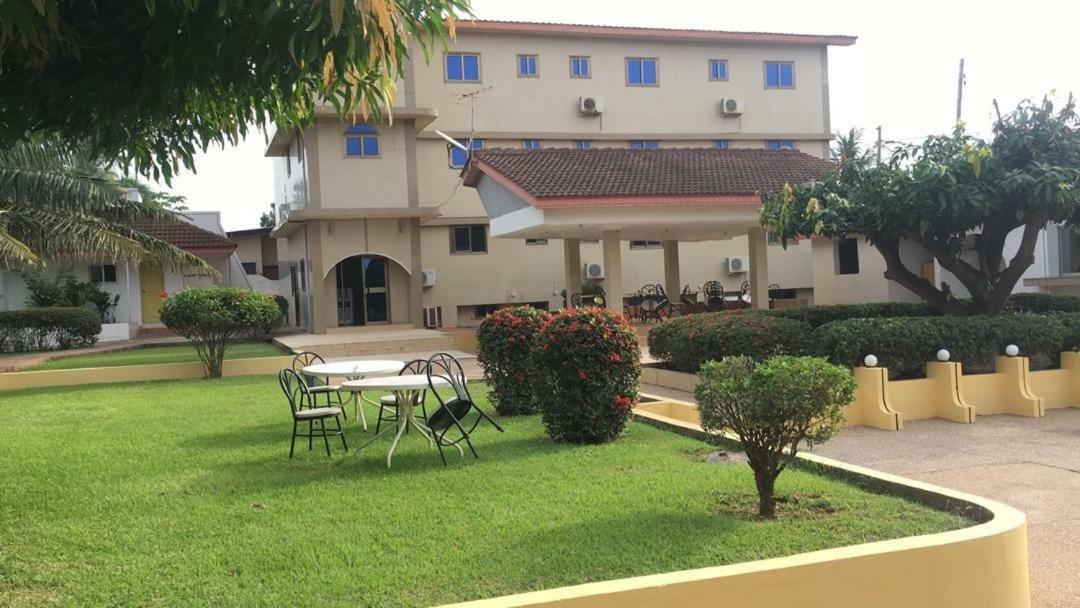 Luxury West Hotel Adenta Luaran gambar